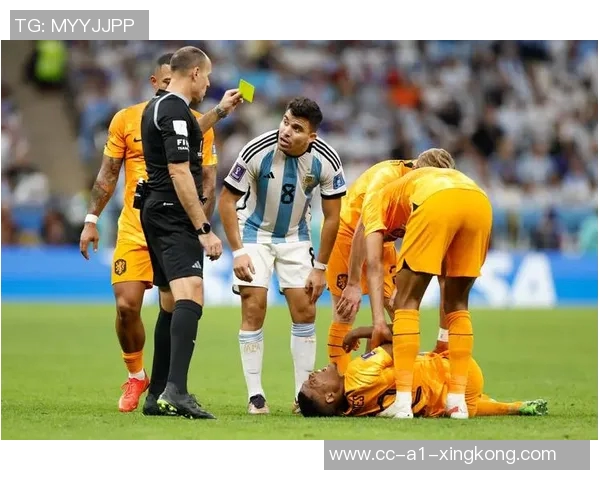 张琳芃与林加德场上冲突激烈主裁判果断出示黄牌警告两人