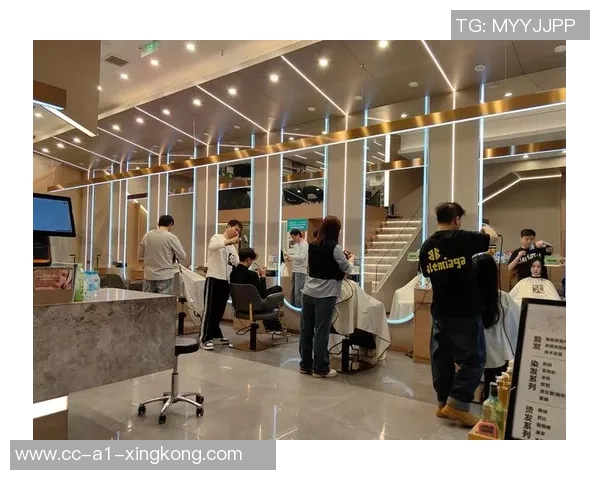 理发师宣岳鑫加盟上海海港前特意剪发展现新形象