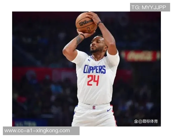 鲍威尔自嘲年纪大队友称叔叔实际上与年轻球员仅差一岁